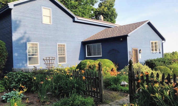 Skaneateles Otro | Charming, spacious farmhouse close to village, lake and wedding venues