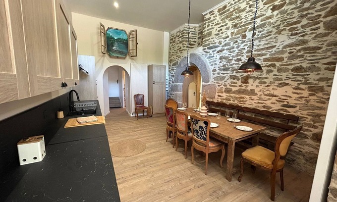 Plouneventer Apartamento | Charming, spacious apartment with terrace at Brézal mill