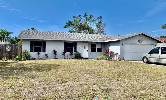 Palma Sola Casa | Charming Spacious Home with a Game Room Close to Beaches and IMG Academy.