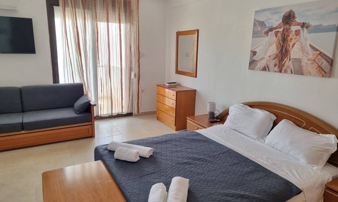 Nea Peramos Apartamento | Charming spacious studio in enchanting Nea Peramos, Kavala with WiFi and AC