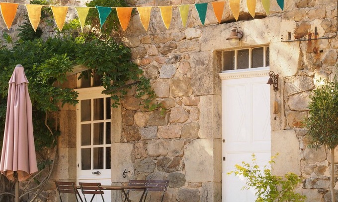 Vernoux-en-Vivarais Casa | Encantadora piedra amueblada, decorada con buen gusto, cerca del río que se puede nadar