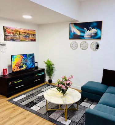 West Edmonton Apartamento | Charming Stay & Cozy Retreat by Bansari Homes in Edmonton- YEG