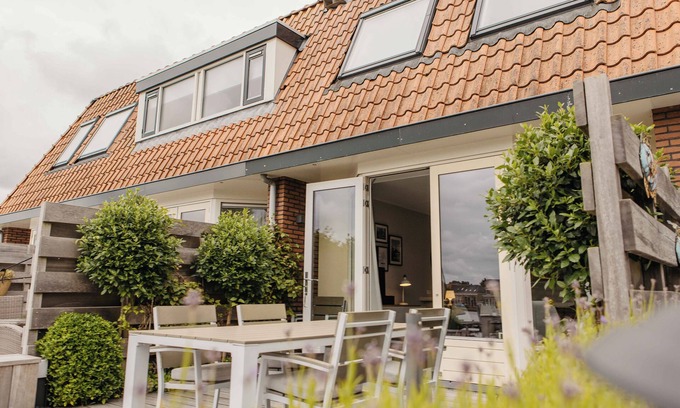 Heeg Casa | Charming stay where the boats glide by.