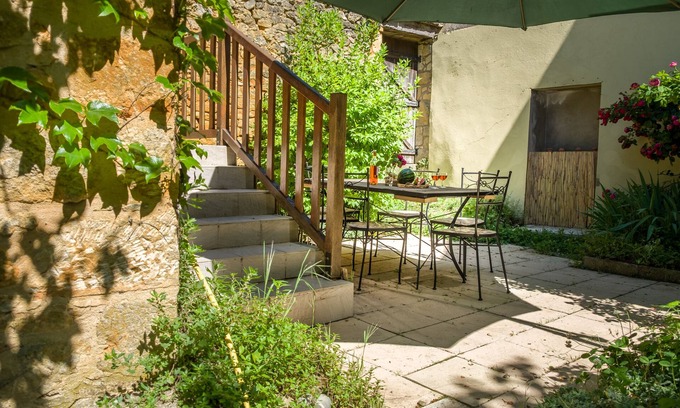 Domme Casa | adorable casa de piedra restaurada situada en el corazón de la villa medieval de Domme.