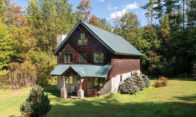 South Londonderry Casa | Charming Stratton 4BR Chalet - a cozy ski retreat and family getaway!