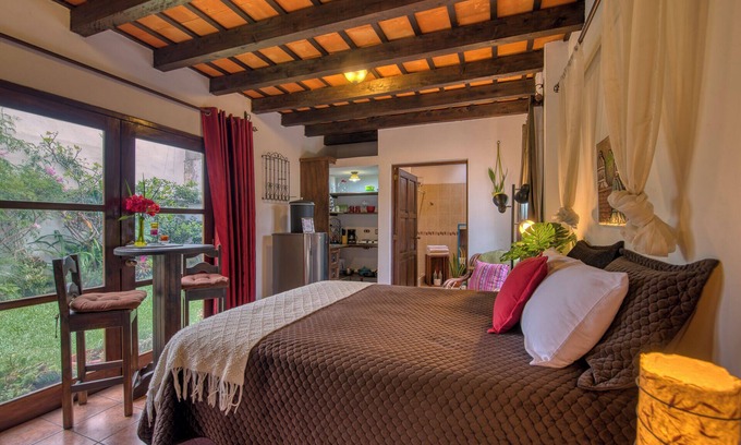 Antigua Guatemala Apartamento | Charming Studio just Outside Antigua Guatemala with A/C and Parking