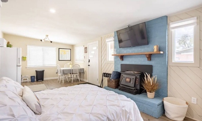 Villa Park Apartamento | Charming Studio 2 Blocks from Light Rail & Downtown Bike Path!