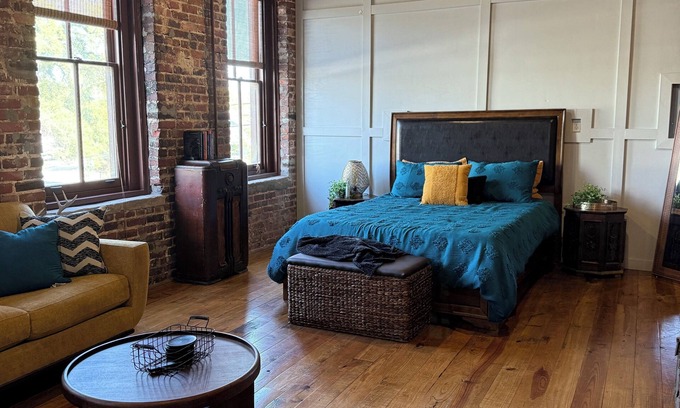 Central Business District Apartamento | Charming studio apartment , free parking, WiFi in historic downtown Mobile