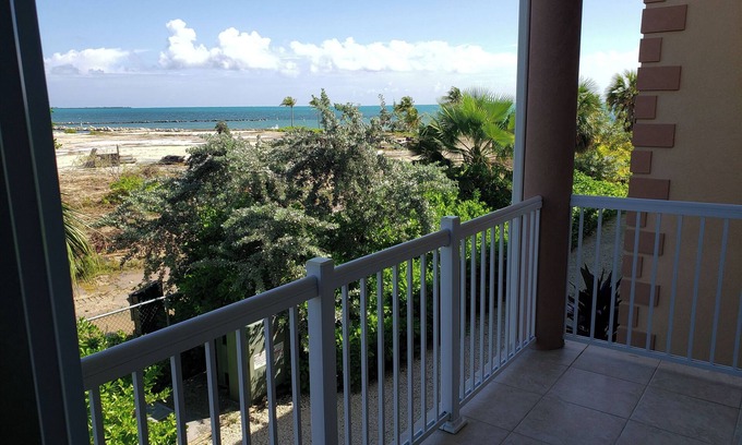 Crystal Harbour Apartamento | Charming Studio by the Beach w/ Pool Access & Friendly Vibes for a Relaxing Stay