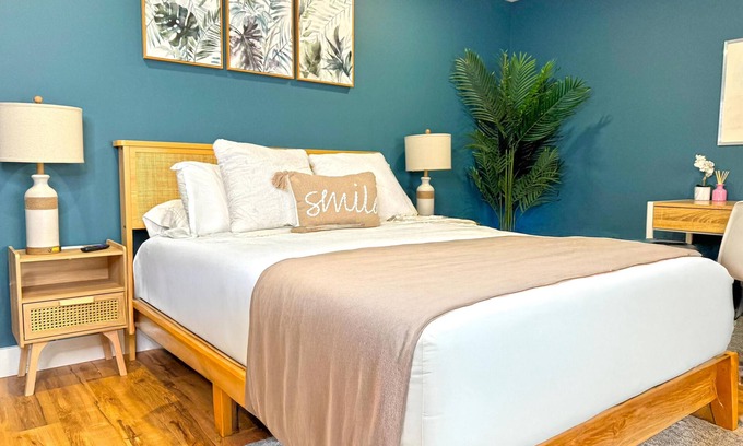 Williams Lake Apartamento | Charming Studio Room | 5 Min to DownTown | Self Check-In | 75" TV