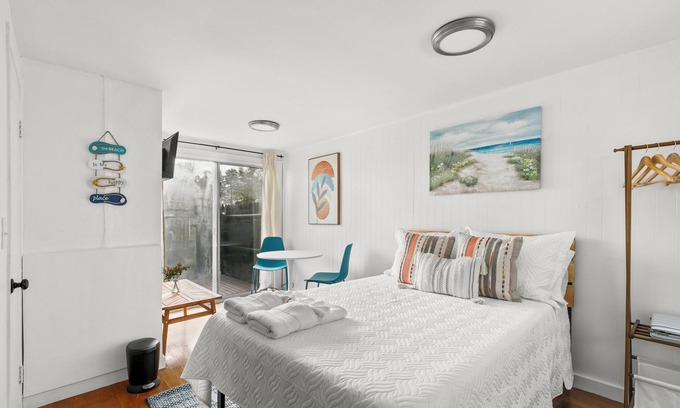 West Harwich Condominio | Charming Studio Dennis Port Getaway with WiFi and AC - Close to Beach!