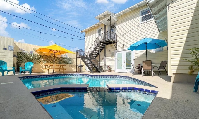 United Central Apartamento | Charming studio in with shared Pool & backyard in sereneSt. Pete with WiFi, AC