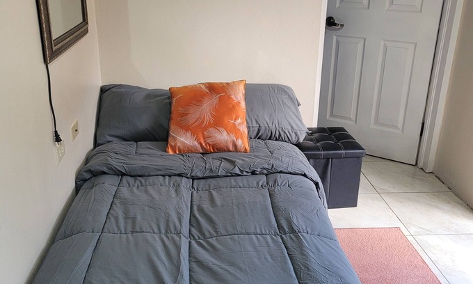 Mandeville Apartamento | Charming studio in Mandeville for a relaxing getaway. Likle but wi tallawah