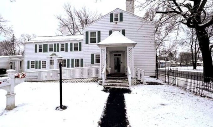 Troy Apartamento | Charming studio in riverfront Troy mansion