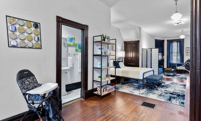 St. Louis Apartamento | Charming Studio on Cherokee Street - JZ Vacation Rentals