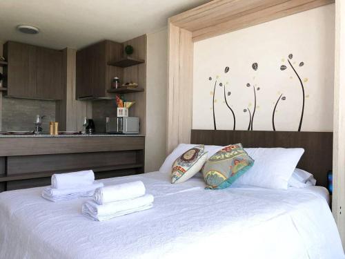 Apoquindo Apartamento | Charming Studio - w/Mountain View, Pool, & Gym