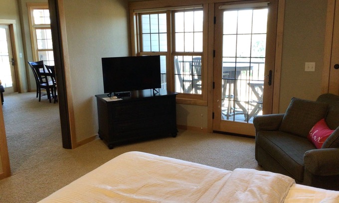 Three Lakes Apartamento | Charming Studio w/ Queen Bed & Twin Sleeper – Northernaire Resort Three Lakes WI