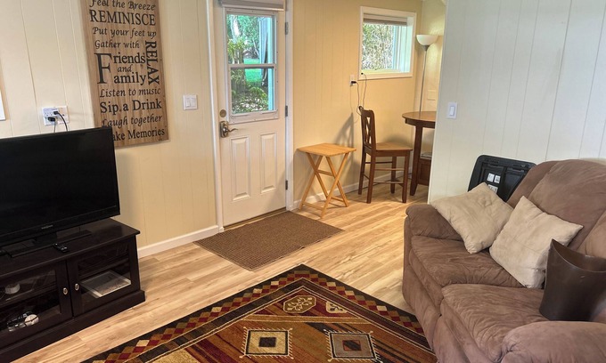 Coeur d'Alene Apartamento | Charming studio with WiFi and AC in lovely Location in Sanders Beach Nbrhd, CDA