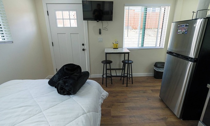 Whittier Apartamento | Charming studio walking distance to uptown Whittier