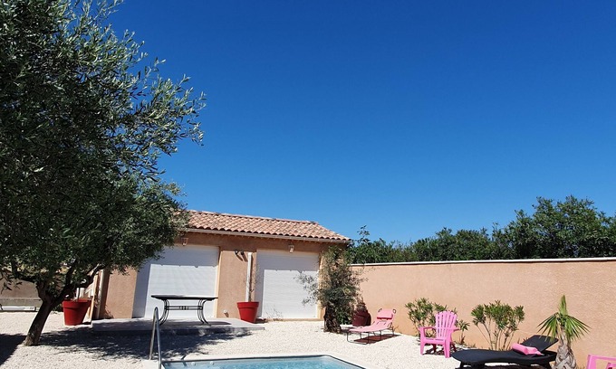 Pierrelatte Apartamento | Charming studio with terrace and pool. For two people. Dog accepted.
