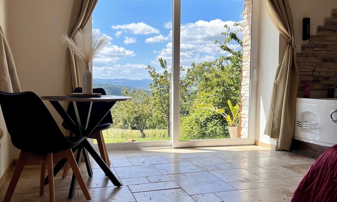 Beaux Otro | Charming studio with jacuzzi in the heart of nature.