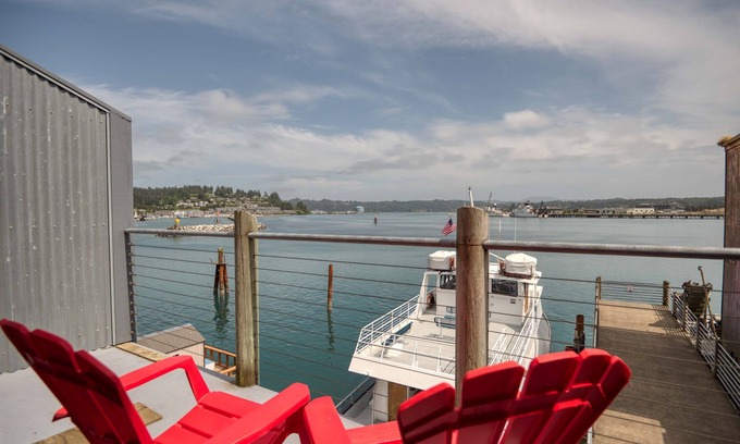Historic Bayfront Apartamento | Charming Studio with Kitchenette has Bayfront Deck Overlooking Newports Harbor!