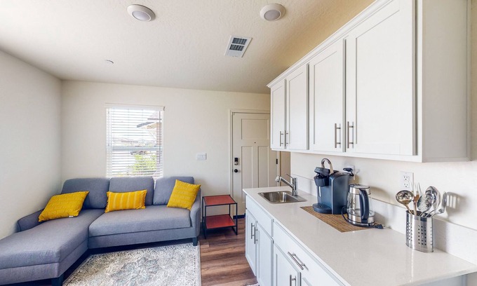 Visalia Casa | Charming studio with kitchenette near Lake