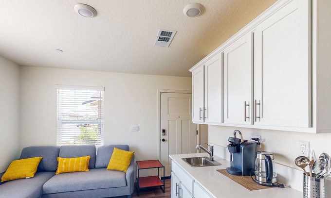 Visalia Casa | Charming studio with kitchenette near Lake