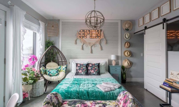 The Nations Apartamento | Charming Studio with Private Deck