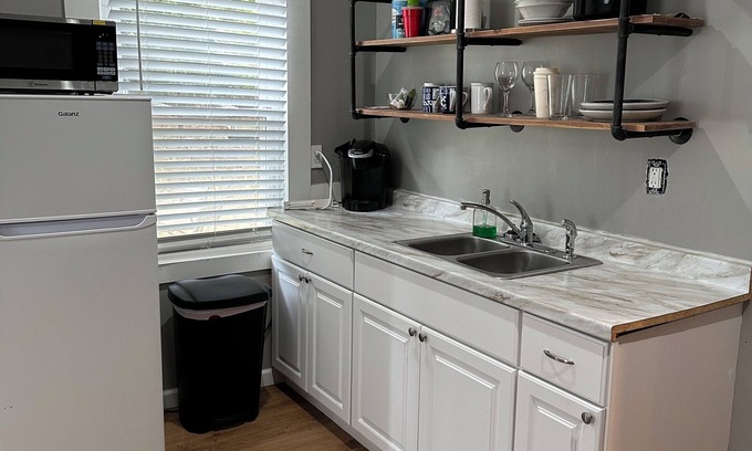 Commerce Apartamento | Charming studio with WiFi and AC in terrific Downtown Commerce!