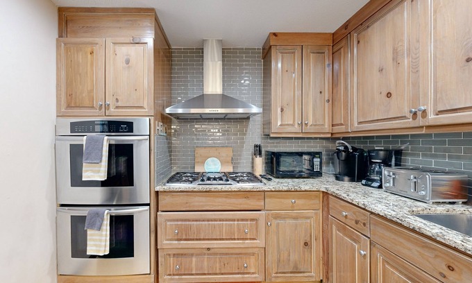 Roswell Casa | Charming & stylish getaway with fire pit, grill, & generous patio - near parks