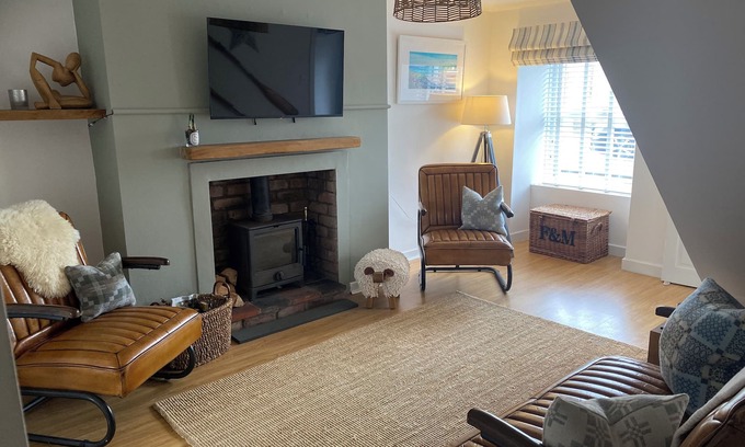 Llangefni Casa | Charming stylish stone cottage large sunny private garden with doorstep Parking
