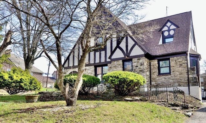 Roselawn Finance Casa | Charming Stylish Tudor Home Mins from Downtown