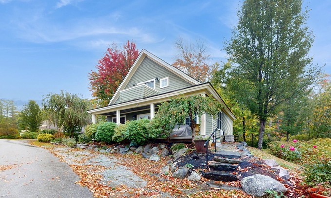 Edgecomb Apartamento | Charming Suite with Scenic Balcony Views and Cozy Comforts
