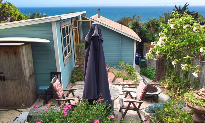 Santa Barbara Cabaña | Cottage Summerland Beach encantadora con vista al mar ... a pie de la ciudad y de la playa!