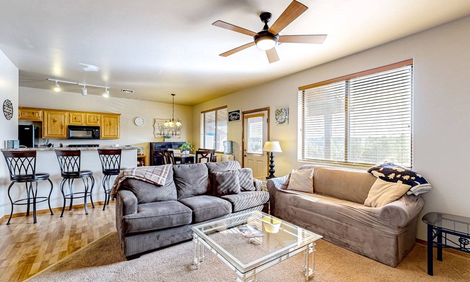 Show Low Cabina | Charming & sunlit cabin with balcony - near the lake, hiking trails, & golf