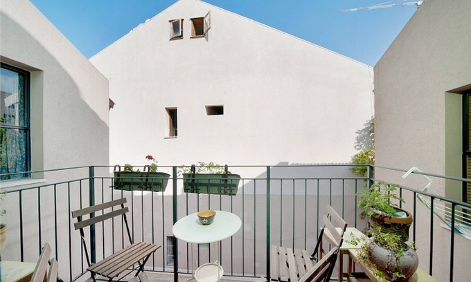 Neve Tzedek Apartamento | Charming Sunny Haven with Balcony by Sea N Rent