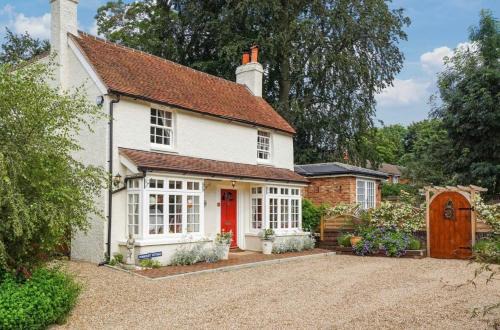 Bookham Casa | Charming Surrey Cottage perfect for Autumn or Winter gatherings