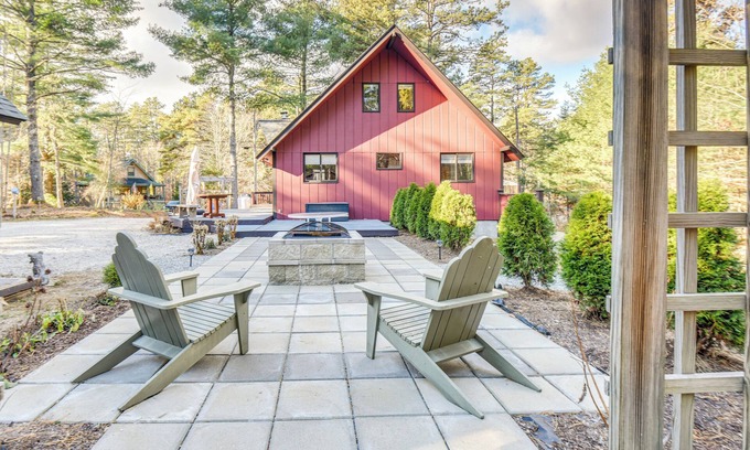 Chocorua Ski and Beach Cabina | Charming Tamworth Cabin w/ Grill & Fireplace