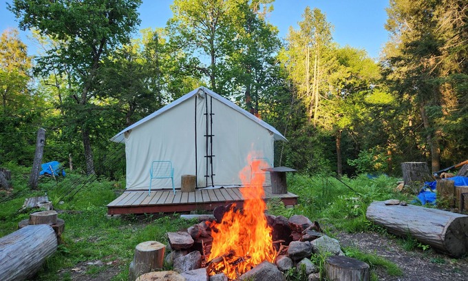 Nipissing Alquiler De RV | Charming Tent with Outdoor Kitchen and Outhouse, 30min drive to North Bay.