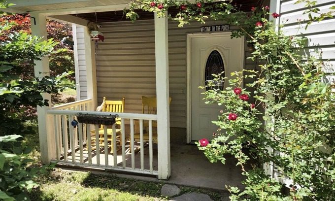 Canadensis Casa | Charming, three bedroom home w/ fireplace!