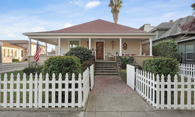 Lodi Casa | Charming Three bedroom Luxury Oasis
