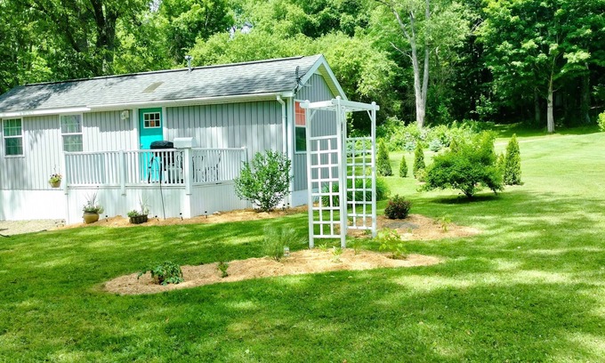 Cherry Creek Cabaña | Charming Tiny Cottage in Serene Garden Setting – Perfect Country Getaway!