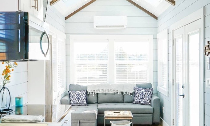 Apple Valley Apartamento | Charming Tiny Home with private deck and bbq