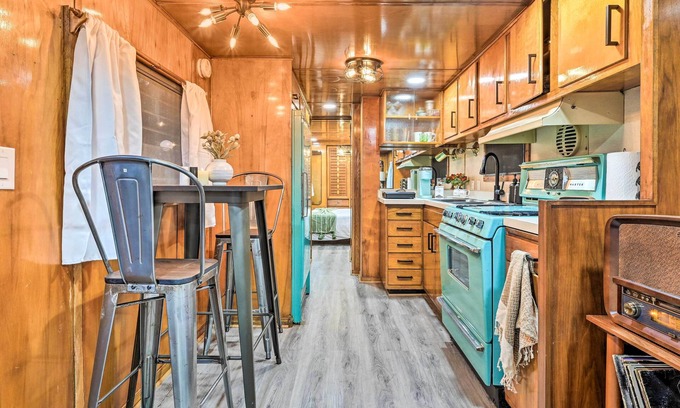 Plant City Cabina | Charming Tiny Home w/ Private Hot Tub!