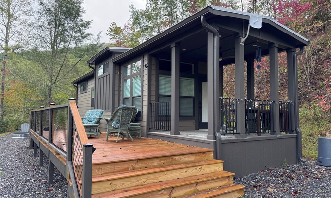 Franklin Cabina | Charming Tiny Home with WiFi and AC in beautiful Cowee Valley Franklin Nc