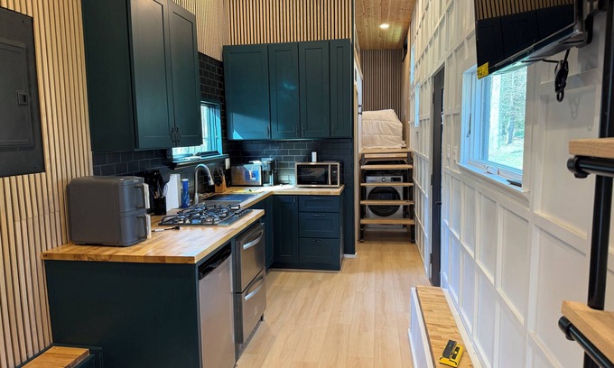 Crouse Casa | Charming Tiny Home with 1 bedroom and 2 lofts and WiFi, AC in wonderful Dallas.