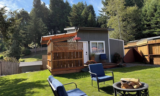 Freshwater Apartamento | Charming Tiny House with Hot Tub and big fenced yard! Private location!