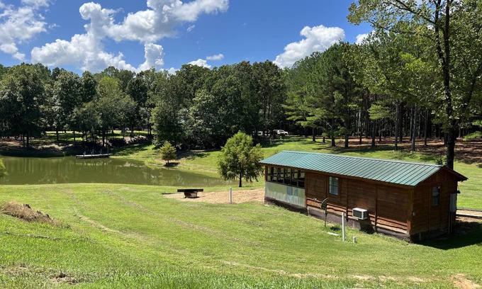 Sardis Cabina | Charming tiny house with AC in delightful Sardis Lake.