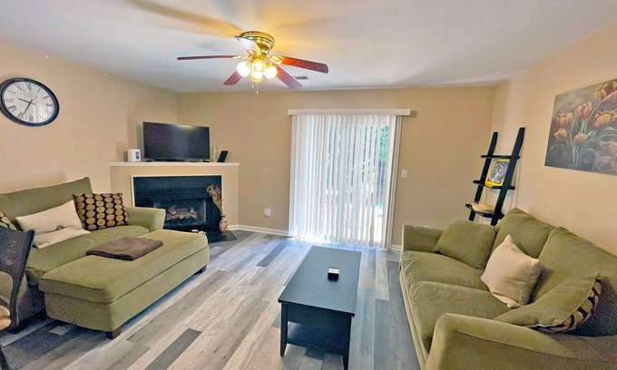 Paw Creek Casa | Charming Townhome Close to Uptown ~ Free Parking